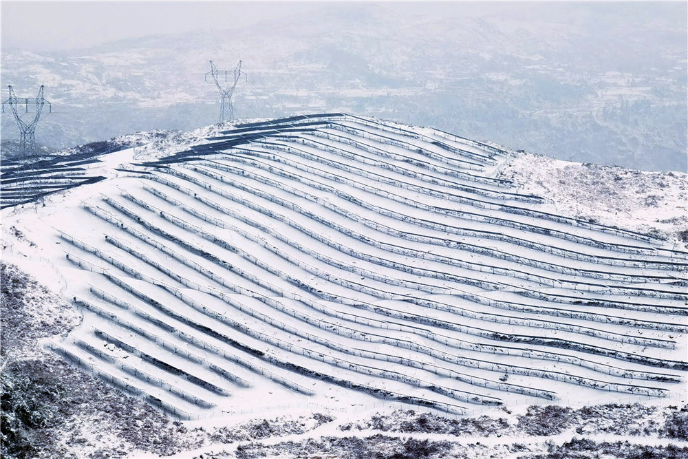 1708223908196028056.jpg 延绵的光伏板被冰雪覆盖a.jpg